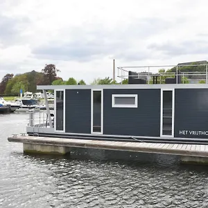 Cozy Floating Boatlodge 