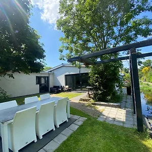 https://free-standing-bungalow-between-haarlem-and-amsterdam.thehaguehotels.net
